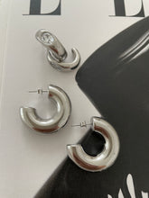 Load image into Gallery viewer, Chunky mama hoops