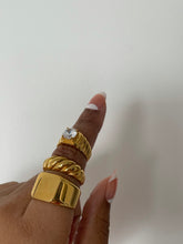 Load image into Gallery viewer, Croissant ring