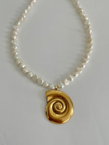 Chunky shell pearl necklace